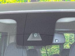 【三菱e-Assist】走行中に前方の車両等を認識し、衝突しそうな時は警報とブレーキで衝突回避と被害軽減をアシスト。より安全にドライブをお楽しみいただけます。