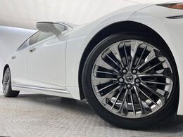 【純正オプション20インチアルミホイール】純正オプションホイールを装着。走行性能の向上に加え、外観もよりスタイリッシュになっています。