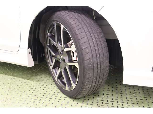 タイヤサイズ　195/45R17。京都トヨタにてこの車をご成約のお客様に限り、タイヤ4本を当社指定【新品】タイヤに交換します。