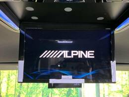 【ALPINE11.8型リアビジョン】カーナビで再生したDVD映像などを後席で観られるリアビジョン。前席と後席でそれぞれが楽しめるダブルゾーン機能も。ドライブがより楽しくなります。