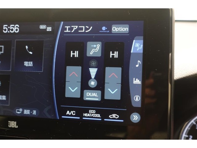 フロントは左右で個別の温度設定が出来ます。オートエアコンなので自動で風量を調整してくれるので快適です！