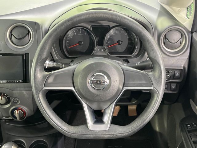 インテリアに合わせたデザインのステアリングは、運転される方のことも考え、運転しやすい形状、大きさです。是非一度、実際に触ってお確かめください。