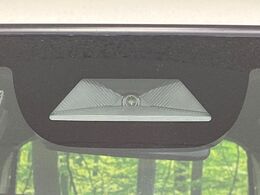 【ホンダセンシング】走行中に前方の車両等を認識し、衝突しそうな時は警報とブレーキで衝突回避と被害軽減をアシスト。より安全にドライブをお楽しみいただけます。