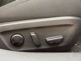 【パワーシート】スイッチ一つで簡単にシートの微調整が可能！電動だから力もいりません！快適なシートポジションにセットして、快適なドライブをお楽しみください。