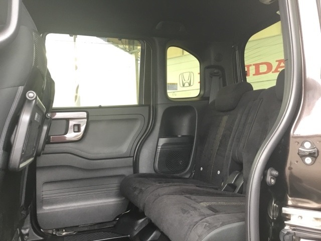 ホンダ独自の技術、センタータンクレイアウトにより、軽自動車とは思えない室内空間です。
