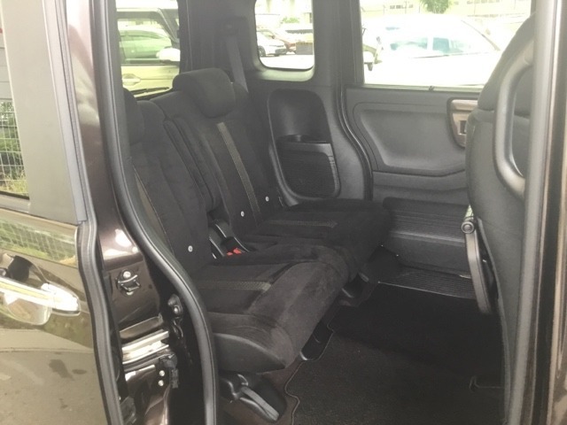 狭い駐車場でも、スライドドアならチャイルドシートへのお子さまの乗降や荷物の積載もスムーズ。