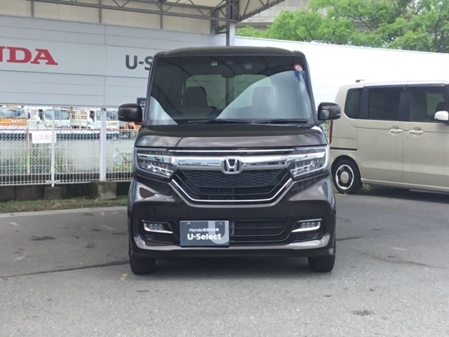 お客様に安全で快適なカーライフをお送りいただくために、中古車にも高いレベルの品質基準を設け、その基準に従って、全ての中古車について納車前整備を実施しています。
