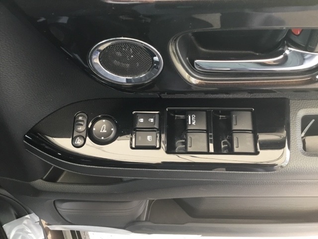 電動格納式リモコンドアミラーと、パワーウィンドウマスタースイッチ等は運転席ドアにあります。