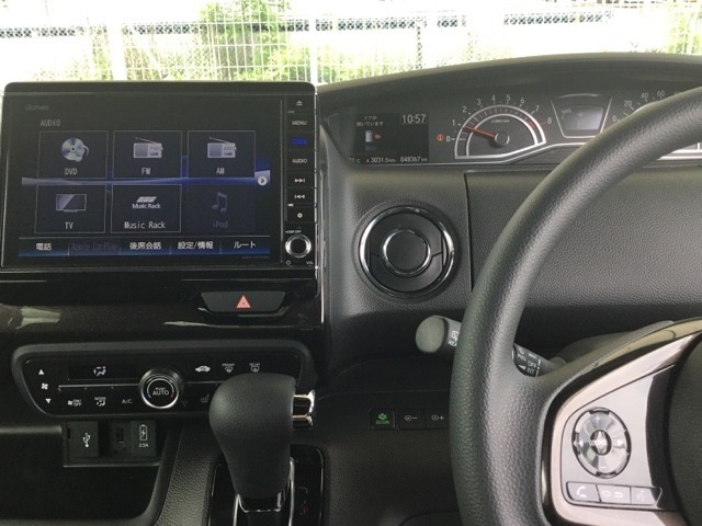 ドライブの必需品。見やすい・使いやすいHonda純正のメモリーナビを搭載。