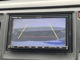 【バックカメラ】駐車時に後方がリアルタイム映像で確認できます。大型商業施設や立体駐車場での駐車時や、夜間のバック時に大活躍！運転スキルに関わらず、今や必須となった装備のひとつです！