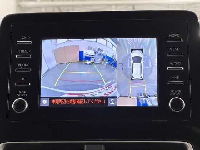 パノラミックビューモニターシステムが付いているので車の上から見た映像が確認できますよ。　一目で車両周辺の情報を確認できますが、直接安全をご確認下さい。