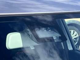 スズキのセーフティーサポート。フロントガラスに設置されたカメラが前方状況を検知し各種制動を行います。