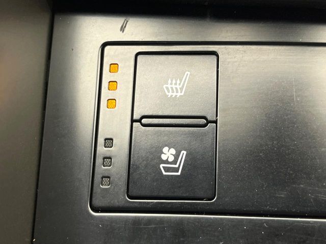 【シートベンチレーション】夏場は涼しい風でお尻や背中の熱やムレを防ぎ、冬はエアコンよりも早く温まってポカポカに！季節を問わず快適に過ごせます。