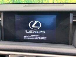 【メーカー純正ナビ】インテリアに溶け込むスタイリッシュな「専用設計」メーカーナビを装備♪視認性や操作性など基本性能にも優れ、より上質なカーライフをお楽しみいただけます。