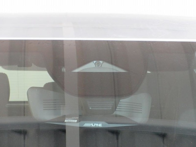 【スマートシティブレーキサポート】低速走行中に前方の車両等を認識し、衝突しそうな時は警報とブレーキで衝突回避と被害軽減をアシスト。より安全にドライブをお楽しみいただけます