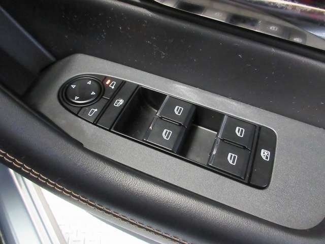 【オートパワーウィンドウ】運転席のボタン押すだけで簡単にドアガラスを開閉できちゃいます♪