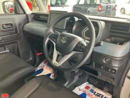 ハンドルインパネ周り。