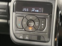 【オートエアコン】一度お好みの温度に設定すれば、車内の温度を検知し風量や温度を自動で調整。暑い…寒い…と何度もスイッチ操作をする必要はありません。快適な車内空間には必須の機能ですね♪