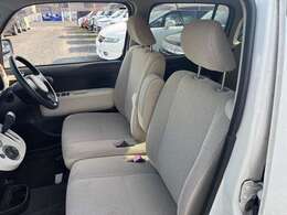 ベンチシートで広々！