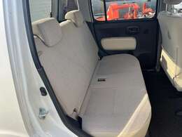 ベンチシートで広々！