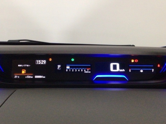 メータは先進的なデジタルメーターを採用！ゆっくりと数字が動くのでとても見やすく表示されます！続可能距離等の情報やHonda SENSINGの注意・警告も表示します！