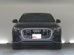 Audiデザインの特徴であるシングルフレームグリルが存在感を主張します。