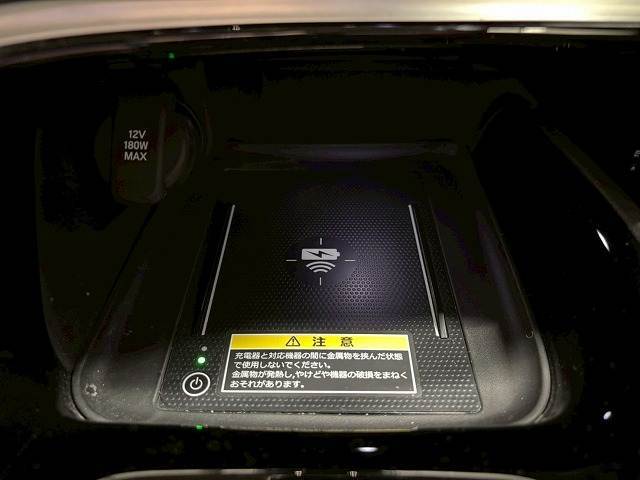 メーカーオプションの【おくだけ充電】を装備してます。ワイヤレス充電規格Qiに対応している携帯電話やスマートフォンなどの携帯機器が充電できます。