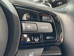 【レーダークルーズコントロール】装備車両です。レーダーやカメラを使って前を走るクルマの状況を検知して速度を調整してくれます。遠距離ドライブの高速道路などでは大活躍で疲労軽減に役立ちます。