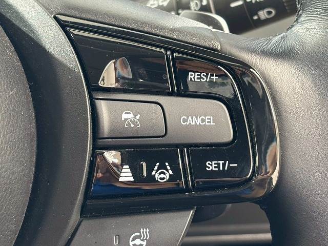 【レーダークルーズコントロール】装備車両です。レーダーやカメラを使って前を走るクルマの状況を検知して速度を調整してくれます。遠距離ドライブの高速道路などでは大活躍で疲労軽減に役立ちます。