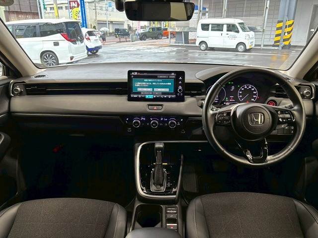 アイポイントも高く見渡しの良い視界を確保しています。長距離のドライブでも疲れにくく快適に運転できます。
