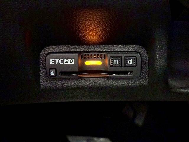 【ETC車載器】を装備しておりますので、ご納車直後からの遠距離ドライブも可能です。土日の利用料金の割引や、朝夕の通行料金を割引料金で高速道路をお楽しみいただけます。