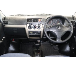 操作性に優れた運転席となります！小物入れや各ボタンの配置にこだわり、使いやすいです！座り心地もよく視認性も良好なのでロングドライブもお任せ下さい！