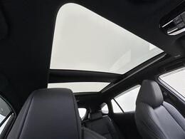 【サンルーフ】解放感溢れるサンルーフ！！車内には爽やかな風や太陽の穏やかな光が差し込みます♪