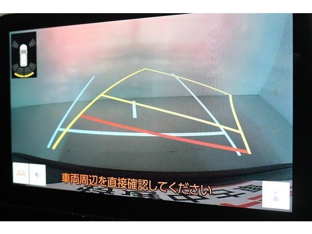 ガイド付きバックモニター！　ハンドルを切るとラインも曲がって表示され、進行方向の目安となり安心です。