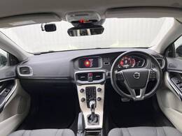 V40クロスカントリー入庫です。メモリ機能付きパワーシートやパドルシフトなど快適装備盛りだくさん♪もちろんボルボが世界に誇る安全機能も多数装備！是非ご検討ください。