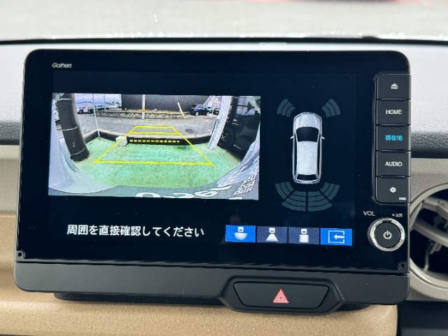 後退時に車両の後ろ側をモニター画面に表示します。車庫入れなどでバックする際に後方確認ができて便利です。車庫入れが苦手な人もこれで安心。