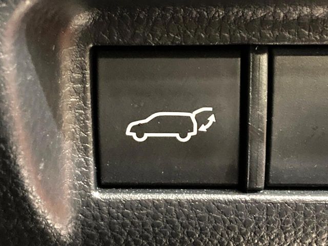 【パワーバックドア】スマートキーや運転席のボタンを押すだけでリアゲートが自動で開閉します！荷物を持っている時や、高い位置にあるバックドアを閉める際に便利な機能です♪