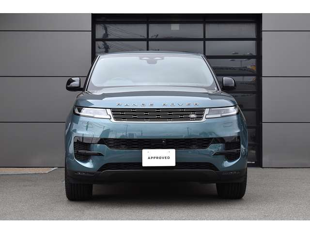RANGE ROVERの特徴的なクラムシェルボンネットは1枚のアルミニウムで成形したクラムシェルボンネットはより滑らかに。気品に満ちた印象的な. スタイルを生み出しています