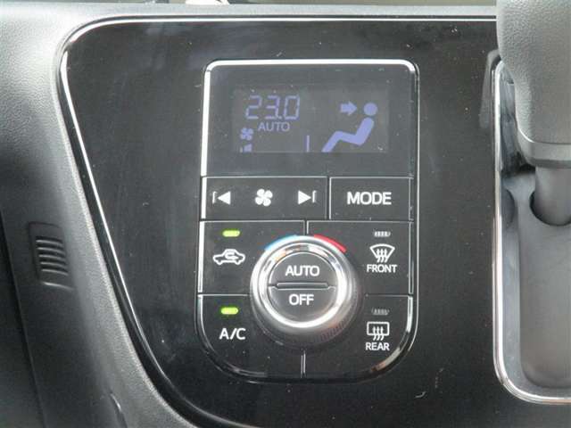 オートエアコン♪オートスイッチONで温度調節はクルマにおまかせ♪設定温度をキープし、常に快適な室温で過ごせます♪