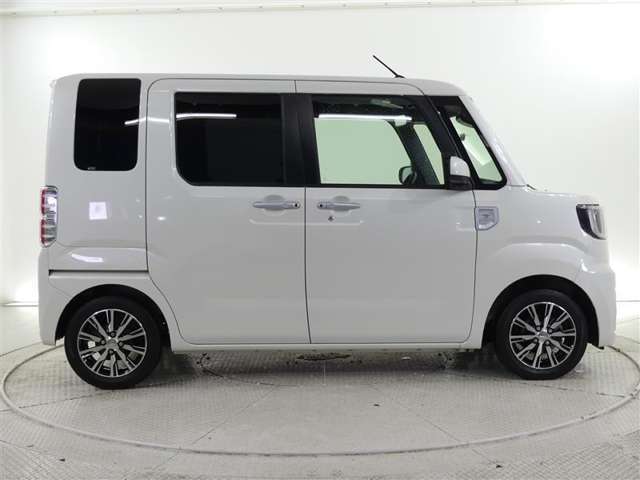 両側パワースライドドア付きだから、狭い駐車スペースなどでの 乗り降りラクラク！小さなお子さまのいるご家庭には嬉しい装備。