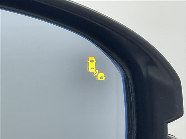 【BSM（ブラインドスポットモニター）】隣車線上の側方および後方から接近する車両を検知すると、検知した側のドアミラーが点灯。その状態でウインカーを出すと、インジケーターの点滅と警報音で警告します。
