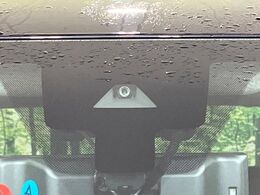 【インテリジェントエマージェンシーブレーキ】フロントカメラで前方の車両や歩行者を検知。衝突しそうな時は衝突被害軽減ブレーキが作動、衝突回避をサポート。より安全にドライブをお楽しみいただけます。