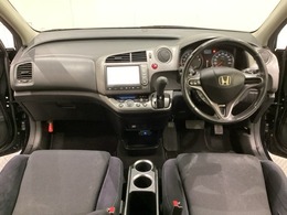 車内のインパネ周りはスタイリッシュなデザインです。グローブボックスやカップホルダーのほかにトレーなどたくさんの収納スペースが付いています。