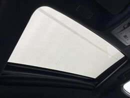 【サンルーフ】開放感たっぷりの希少装備、サンルーフが装着されています！車内に明かりを取り入れたり景色を楽しむ以外にも、車内の空気も簡単に換気できて快適です！