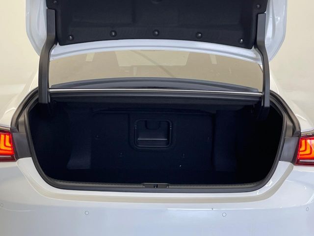 積み下ろしのしやすいデッキにはたっぷりと荷物を積み込んでいただけます。遊びから仕事まで、様々なシーンで頼れます♪