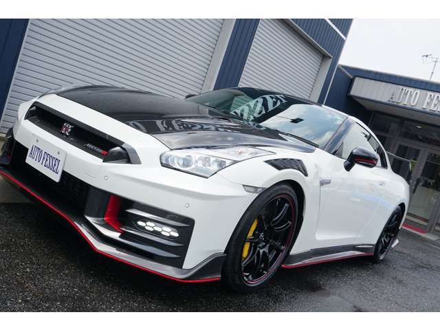 NISMOスペシャルエディション特別カーボンエクステリア　特別塗装色ブリリアントホワイトパール