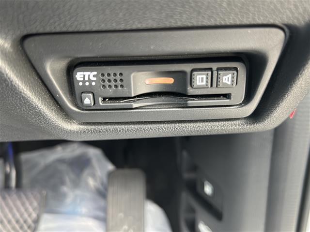 【ETC】有料道路を利用する際に料金所で停止することなく通過できる、ETC車載器（ノンストップ自動料金収受システム機器）が装備されています。セットアップを行うことで利用可能になります。