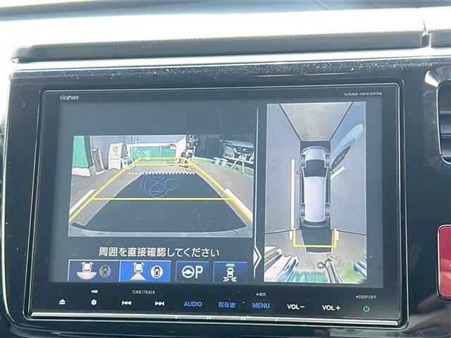 【マルチビューカメラシステム】まるでクルマを真上から見下ろしたかのような視点で駐車をサポートします！クルマの斜め後ろや真横など、前後左右の4つのカメラの映像が合成されて、モニターに映し出されます。