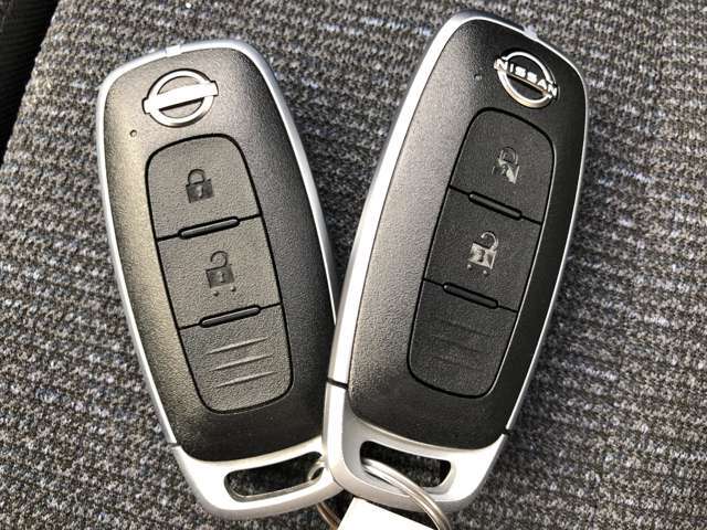 【 インテリジェントキー 】 キーを持っていればエンジン始動でき、ドアノブのボタンで車の鍵の開錠と施錠もできます。キーを取り出す手間がなくなります。