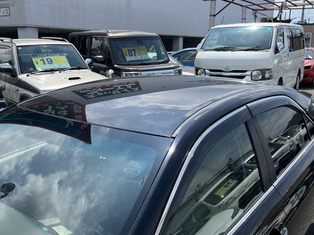 【ルーフ】ルーフにも目立つキズや凹みなど無くキレイな状態が保たれたお車です。コーティング施工も可能ですのでご相談下さい♪